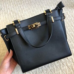 Black Handbag w/ Attachable Shoulder Strap